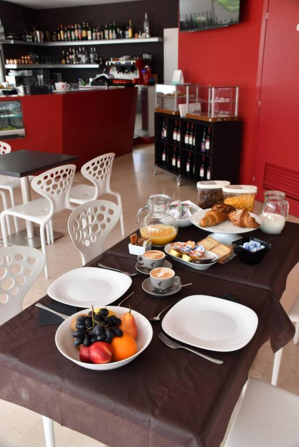 Aparthotel Alessandria Lignano Sabbiadoro Esterno foto